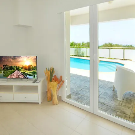 Christina أيا نابا