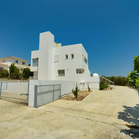 Christina فيلة أيا نابا