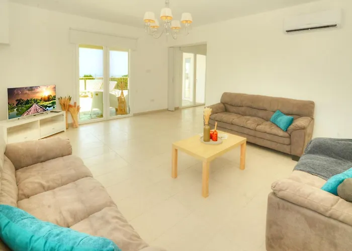 Christina فيلة أيا نابا