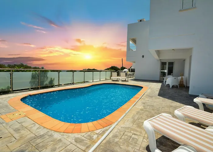 Christina أيا نابا