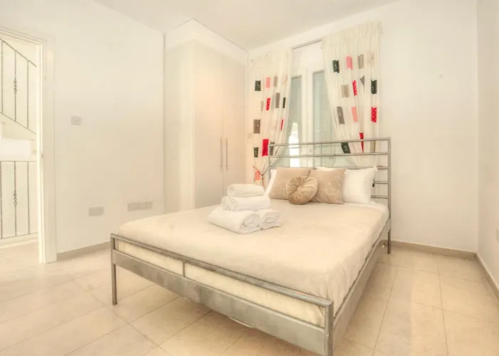 Christina فيلة أيا نابا